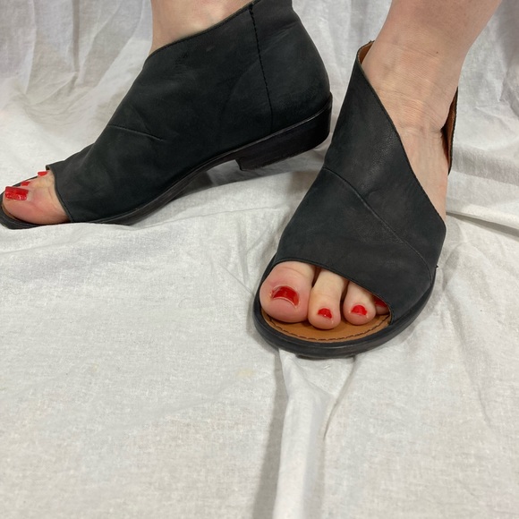 Black leather sandal - Picture 2 of 5